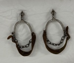 Antigo par de esporas de montaria em metal, com rosetas dentadas, correntes e correias de couro ajustáveis. Apresentam marcas do tempo, pontos de oxidação e desgastes no couro. Vendidas no estado.