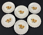 Seis pratos para sobremesa em porcelana branca, esmaltado com rosas ao centro, detalhes em relevo e bordas onduladas. Medindo: (5) com 18 cm e (1) com 19 cm.