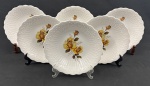 Seis pratos fundos em porcelana branca, esmaltado com rosas ao centro, detalhes em relevo e bordas onduladas. Medindo: 4 x 22 cm.