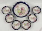 ETTO -Saladeira e seis tigelas em porcelana com decoração floral em tons de rosa, amarelo e  x verde, bordas em azul-cobalto e detalhes dourados. Medindo: 7 x 23,5 cm e 3 x 12,5 cm. Saladeiras apresenta fios de cabelo.