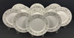 Sumire Hanover- Doze pratos rasos em porcelana japonesa na cor branca com detalhes florais em policromia, produzido na Zona Franca de Manaus. Medindo: 26 cm.  Apresentam desgastes no filete.