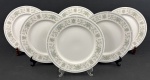 Sumire Hanover- Sete pratos rasos em porcelana japonesa na cor branca com detalhes florais em policromia, produzido na Zona Franca de Manaus. Medindo: 26 cm.