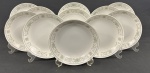 Sumire Hanover- Doze pratos fundos  em porcelana japonesa na cor branca com detalhes florais em policromia, produzido na Zona Franca de Manaus. Medindo: 3,5 x 19 cm. Um com fio de cabelo.