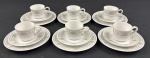 Sumire Hanover- Sete pratos para pão em porcelana japonesa na cor branca com detalhes florais em policromia, produzido na Zona Franca de Manaus. Acompanha 6 xicaras para café . Prato medindo: 16 cm. Uma xicara com bicado e outra com lasca.