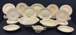 Grindley - Aparelho de jantar em faiança inglesa, na cor bege e frisos prateados/ terracota. Sendo 12 pratos, 12 fundos, 12 sobremesa, sopeira, saladeira, 2 espinheiras, 3 travessas e molheira.  Medindo respectivamente: 23 cm, 3,5 x 23 cm, 20 cm. 17 x 32 x 28 cm, 7,5 x 22 x 28 cm, 2,5 x 21,5 x 14,5 cm, 32 x 26 cm, 27 x 22 cm e 7 x 19 x 10,5 cm. Três pratos rasos e quatro para sobremesa apresentam manchas e duas travessas, uma espinheira e saladeira com bicado.