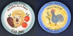 Dois pratos decorativos em cerâmica pintados à mão, alusivos ao restaurante  Boa Lembrança, datados de 2006 e 2003
