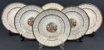 Seis pratos rasos em faiança, decorados cenas campestres e figuras em trajes de época ao centro, cercadas por delicada decoração floral e rica douração, marcado no verso. Medindo: 25,5 cm.  Apresenta craquele e leves manchas.