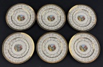 Seis pratos para pão em faiança, decorados cenas campestres e figuras em trajes de época ao centro, cercadas por delicada decoração floral e rica douração, marcado no verso. Medindo: 16 cm.