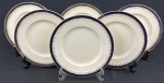 GRINDLEY - Seis pratos rasos em faiança inglesa no tom creme, com decoração geométrica, filete em azul cobalto e detalhes em ouro.  Medindo:  23 cm.