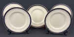 GRINDLEY - Cinco pratos rasos em faiança inglesa no tom creme, com decoração geométrica, filete em azul cobalto e detalhes em ouro.  Medindo:  23 cm. Apresentam manchas.