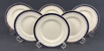 GRINDLEY - Seis pratos para sobremesa em faiança inglesa no tom creme, com decoração geométrica, filete em azul cobalto e detalhes em ouro.  Medindo: 18 cm.