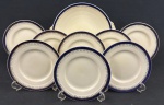GRINDLEY - Conjunto para sobremesa sendo prato para bolo e 8 para sobremesa em faiança inglesa no tom creme, com decoração geométrica, filete em azul cobalto e detalhes em ouro.  Medindo: 28 x 24 cm e 18 cm. Prato para bolo e 1 para sobremesa com bicado.