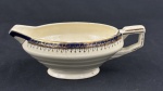 GRINDLEY - Molheira em faiança inglesa no tom creme, com decoração geométrica, filete em azul cobalto e detalhes em ouro.  Medindo: 7 x 19 x 10 cm.