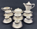 GRINDLEY - Conjunto para chá e café, sendo bule, açucareiro, manteigueira, 3 xicaras para chá e 3 para café em faiança inglesa no tom creme, com decoração geométrica, filete em azul cobalto e detalhes em ouro.  Medindo: 18 x 17  x 11 cm, 8 x 17 x 12 cm e 9 x 21 cm. Açucareiro sem tampa e com restauro na pega.