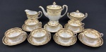 Noritake - Conjunto para chá em porcelana japonesa na cor branca, esmaltado na cor creme, filetes e ricos detalhes em ouro. Sendo Bule, leiteira, açucareiro, manteigueira e seis xicaras para chá com seus pires, marcado ao fundo. Medindo 19 x 13 x 23 cm, 10 x 14 x 10 cm, 12 x 16 x 12,5 cm e 7 x 14 cm.