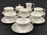 Conjunto em porcelana japonesa na cor branca, esmaltado com delicada decoração floral e filetes prateados. Sendo leiteira, açucareiro e seis xicaras para chá com seus pires. Medindo: 4,5 x 10 x 6 cm e 10 x 9,5 cm.