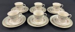 Schmidt, Ivory China - Seis trios para chá em porcelana na cor marfim, esmaltado com policromia de flores, listra verde e filete dourado. Medida prato: 19 cm.