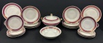 Mauá - Parte de serviço de jantar em porcelana na cor branca, com decoração em faixas largas na cor vinho, delicados motivos florais,  arabescos e filetes dourados nas bordas. Sendo 7 pratos rasos, 9 fundos, 9 sobremesa, sopeira e saladeira. Medindo respectivamente: 24 cm, 3 x 23 cm, 19cm, 19 x 28 cm e 6 x 23 cm. Um prato raso com bicado e um prato fundo com lasca.