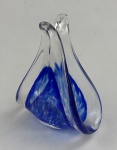 Escultura em vidro murano, translucido e azul. Corpo arredondado e pescoço alongado com duas curvas ascendentes. Medindo: 15 x 13 x 6 cm.