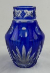 Vaso bojudo em vidro na cor azul com lapidação geométrica. Medindo: 10 x 7 cm. Apresenta bicados.