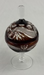 Compoteira em cristal no tom âmbar/castanho, com lapidação geométrica. Medindo: 22 x 12 cm.