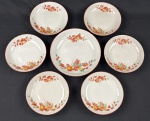 CHINA. Conjunto de sete pratos fundos em porcelana, com decoração floral em policromia, predominando tons de vermelho, verde e amarelo, e frisos vermelhos nas bordas. Marca com caracteres chineses nas bases. Seis pratos medindo 4 x 19 cm e um medindo 4,5 x 24 cm. Três peças apresentam fio de cabelo e uma apresenta bicado.