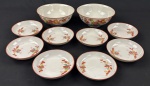 CHINA. Conjunto de sete pratos fundos em porcelana, com decoração floral em policromia, predominando tons de vermelho, verde e amarelo, e frisos vermelhos nas bordas. Marca com caracteres chineses nas bases. Seis pratos medindo 4 x 19 cm e um medindo 4,5 x 24 cm. Três peças apresentam fio de cabelo e uma apresenta bicado.