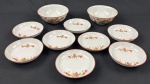 CHINA. Conjunto em porcelana composto por dois bowls e oito tigelas, com decoração floral em policromia, predominando tons de vermelho, verde e amarelo, e frisos vermelhos nas bordas. Marca do fabricante nas bases. Total de 10 peças. Medidas: bowls, 7,5 x 19 cm; tigelas, 3 x 18 cm. Quatro peças apresentam bicados.