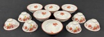 CHINA. Conjunto de 12 pequenas tigelas em porcelana, em dois tamanhos, com decoração floral em policromia, predominando tons de vermelho, verde e amarelo, e frisos vermelhos nas bordas. Marca com caracteres chineses nas bases. Medidas: 3 x 6,5 cm e 3 x 8 cm.