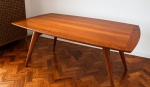 João Pegorim. Mesa de jantar em madeira maciça, apresentando tampo retangular com cantos suavemente arredondados e elegante trabalho em lâminas de madeira com belíssimo desenho natural dos veios. Estrutura robusta com pés inclinados de inspiração modernista. Peça de linhas contemporâneas e acabamento refinado, ideal para ambientes de estética moderna brasileira. Para 6 lugares. Med. 160 x 90 cm. Retirada em Botafogo.