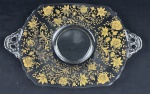 Elegante e vintage travessa em cristal europeu translucido, lapidação floral e rica douração. Medindo: 42 x 27 cm. Apresentem leves degastes na douração.