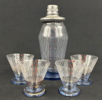 Conjunto vintage para bebidas, composto por 1 coqueteleira em vidro e 4 taças, confeccionado em vidro transparente com predominância de decoração em linhas verticais brancas, detalhes em dourado e pequenos elementos circulares em vermelho e preto. Medindo: 23 cm e 8 x 8 cm.
