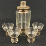Coqueteleira com 4 copos em vidro anos 50. Medindo: 23 cm e 8 x 8 cm.
