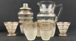 Conjunto vintage para bar e serviço de bebidas, composto por 1 coqueteleira, 1 jarra com alça e bico e 6 copos, sendo 2 taças/copos de sobremesa ou aperitivo e 4 copos baixos. Medindo: 21 x 9 x 5 cm, 20 x 17 cm e 8 x 8 cm. Um copo com bicado.