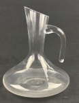 Antiga jarra/decanter  em cristal translucido. Medindo: 23 cm. Apresenta pequeno bicado.