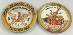 Dois pratos decorativos em cerâmica pintados à mão, alusivos ao restaurante  Boa Lembrança, datados de "Niterói 2012" e " Rio 2019". Medindo: 26 cm.