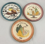 Três pratos decorativos em cerâmica pintados à mão, alusivos ao restaurante  Boa Lembrança, datados de "Rio 2003 ", "Rio 96" e " Rio 99". Medindo: 26 cm.