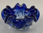 Cinzeiro em Munano double azul. Medindo: 8 x 14 cm.