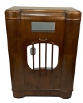 Movel em madeira vintage. Medindo: 101 x 39 x 70 cm. Apresenta vestígios de cupim
