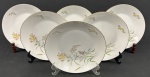Rosenthal, Germany. Seis pratos fundos em porcelana alemã esmaltada na cor branca delicados ramos floridos e folhagens, finalizados por fino filetes em ouro. Manufatura no verso. Medindo: 4 x 22 cm.