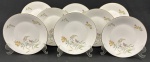 Rosenthal, Germany. Oito pratos para sobremesa em porcelana alemã esmaltada na cor branca delicados ramos floridos e folhagens, finalizados por fino filetes em ouro. Manufatura no verso. Medindo: 19 cm. Um com fio de cabelo.