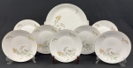 Rosenthal, Germany. Conjunto para sobremesa em porcelana alemã esmaltada na cor branca delicados ramos floridos e folhagens, finalizados por fino filetes em ouro. Composto de prato para bolo e 7 para sobremesa. Manufatura no verso. Medindo: 21 cm e 19 cm.