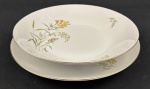 Rosenthal, Germany. Saladeira e medalhão em porcelana alemã esmaltada na cor branca delicados ramos floridos e folhagens, finalizados por fino filetes em ouro. Manufatura no verso. Medindo: 5 x 28 cm e 30 cm.