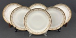 REAL. Seis pratos rasos em porcelana nacional, bordas decoradas com guirlanda de flores em discreta policromia e grega sobre faixa a ouro. Manufatura no verso. Medindo: 24 cm.
