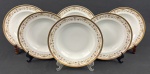 REAL. Seis pratos fundos em porcelana nacional, bordas decoradas com guirlanda de flores em discreta policromia e grega sobre faixa a ouro. Manufatura no verso. Medindo: 3 x 23 cm. Um com bicado.