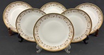 REAL. Seis pratos para sobremesa em porcelana nacional, bordas decoradas com guirlanda de flores em discreta policromia e grega sobre faixa a ouro. Manufatura no verso. Medindo: 20 cm.