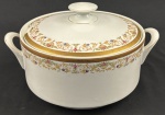 REAL. Sopeira em porcelana nacional, bordas decoradas com guirlanda de flores em discreta policromia e grega sobre faixa a ouro. Manufatura no verso. Medindo: 10 x 26 x 20 cm.