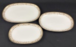 REAL. Três travessas em porcelana nacional, bordas decoradas com guirlanda de flores em discreta policromia e grega sobre faixa a ouro. Manufatura no verso. Medindo: 19 x 29 cm, 21 x 32 cm e 37 x 25 cm (bicado).