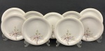 SALER. Nove pratos para sobremesa em porcelana esmaltada, ricamente decorada em policromia, em tons suaves, com galhos e folhagens, bordas com friso a ouro. Marca do fabricante na base. Medindo: 19 cm.