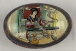 SATSUMA- Caixa porta joias em porcelana japonesa com decoração policroma, tampa com figura feminina em cena do cotidiano. Medidas 9 x 13 cm. Craquelê.
